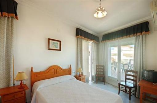 фото отеля Hostal La Posada Conil De La Frontera