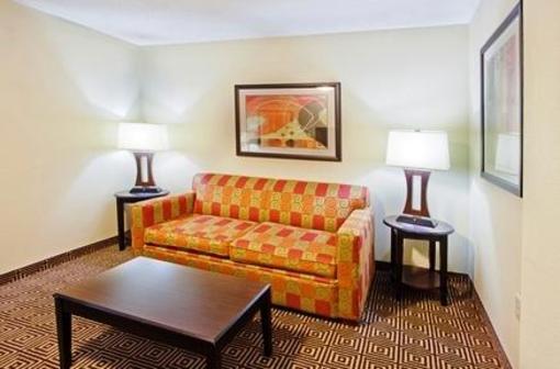 фото отеля Holiday Inn Express & Suites Rome-East
