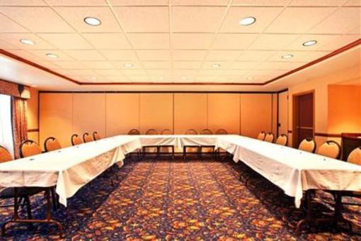 фото отеля Holiday Inn Express Hotel & Suites Milwaukee Airport