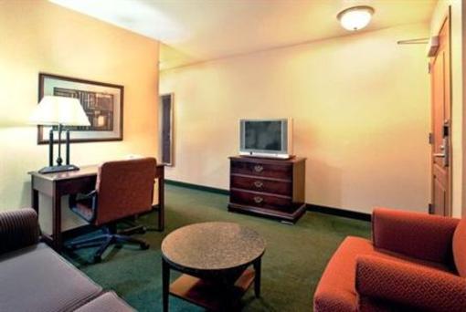 фото отеля Holiday Inn Express Hotel & Suites Milwaukee Airport