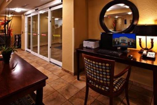 фото отеля Candlewood Suites East Merril Road