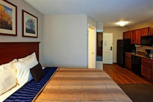 фото отеля Candlewood Suites East Merril Road