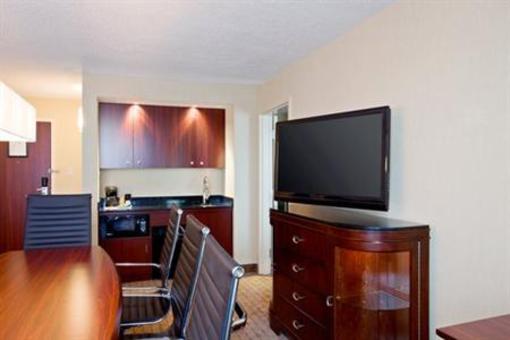 фото отеля Holiday Inn and Suites Winnipeg Downtown