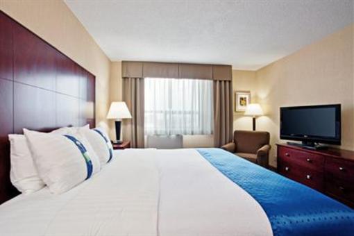 фото отеля Holiday Inn and Suites Winnipeg Downtown