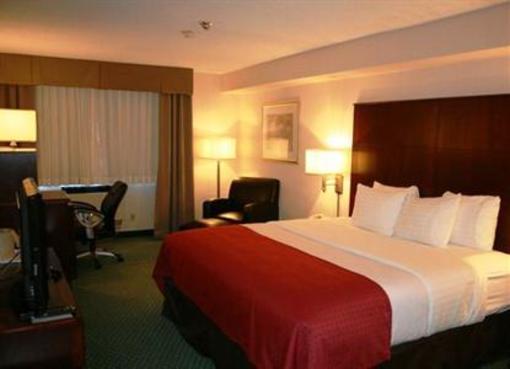 фото отеля Holiday Inn and Suites Winnipeg Downtown