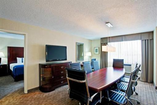 фото отеля Holiday Inn and Suites Winnipeg Downtown