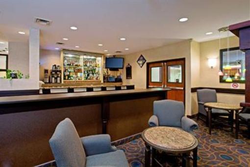 фото отеля Holiday Inn and Suites Winnipeg Downtown
