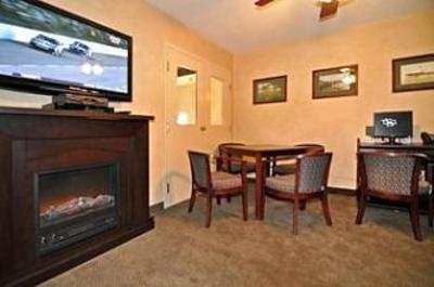 фото отеля BEST WESTERN PLUS Couchiching Inn