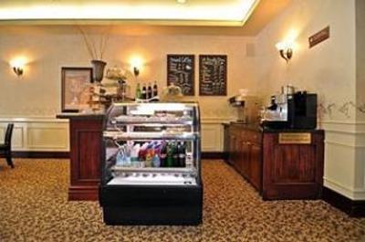 фото отеля BEST WESTERN PLUS Couchiching Inn