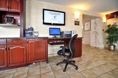 фото отеля BEST WESTERN PLUS Couchiching Inn
