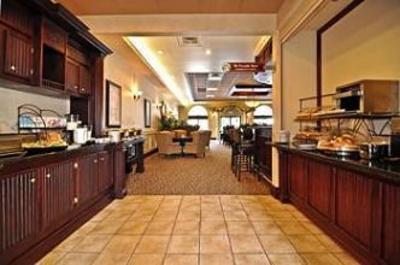 фото отеля BEST WESTERN PLUS Couchiching Inn