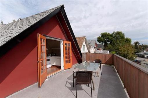 фото отеля Commercial Drive Accommodations