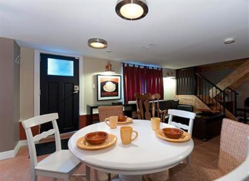 фото отеля Commercial Drive Accommodations