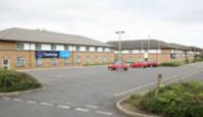 фото отеля Travelodge Bicester Cherwell Valley M40