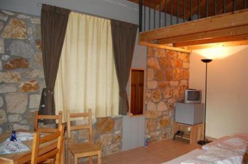 фото отеля Hostel Elisson Kryoneri