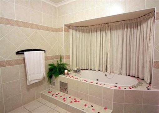 фото отеля Thatchings Guest House