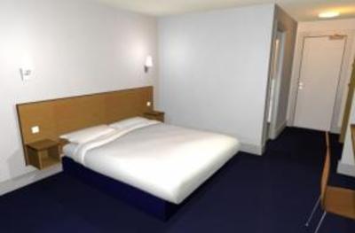 фото отеля Travelodge Merthyr Tydfil