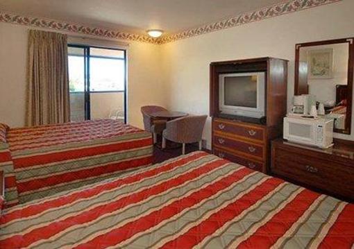 фото отеля Econo Lodge Bay Breeze