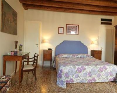 фото отеля Locanda Ai Santi Apostoli