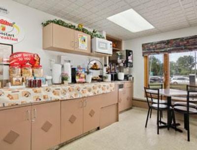 фото отеля Super 8 Village Calgary