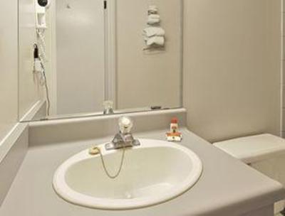 фото отеля Super 8 Mount Hope/Hamilton Int'l Airport