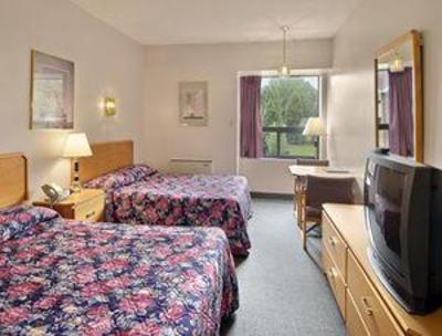 фото отеля Super 8 Mount Hope/Hamilton Int'l Airport