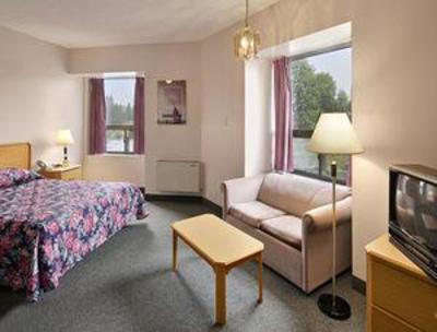 фото отеля Super 8 Mount Hope/Hamilton Int'l Airport