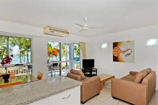 фото отеля Agincourt Beachfront Apartments
