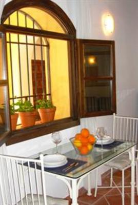 фото отеля Apartamentos Los Patios de la Juderia