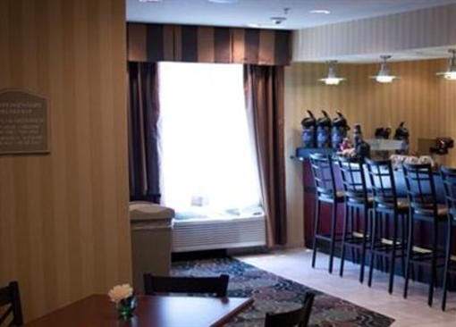 фото отеля Cobblestone Inn & Suites