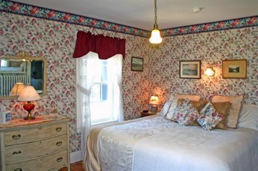фото отеля Farm by the River Bed and Breakfast with Stables