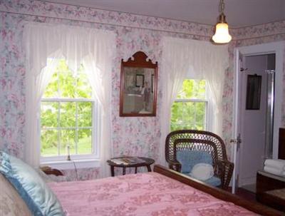 фото отеля Farm by the River Bed and Breakfast with Stables