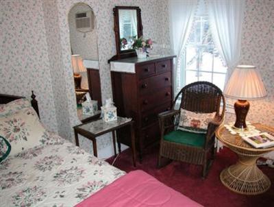 фото отеля Farm by the River Bed and Breakfast with Stables