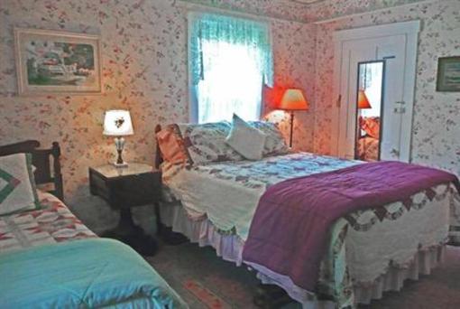фото отеля Farm by the River Bed and Breakfast with Stables