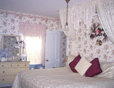 фото отеля Farm by the River Bed and Breakfast with Stables
