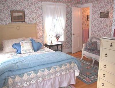 фото отеля Farm by the River Bed and Breakfast with Stables