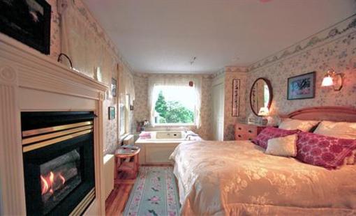фото отеля Farm by the River Bed and Breakfast with Stables