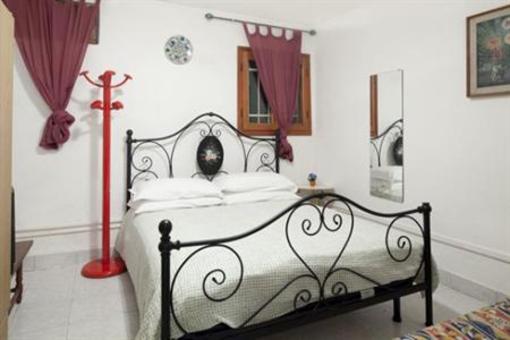 фото отеля Youth Venice Hostelers Home