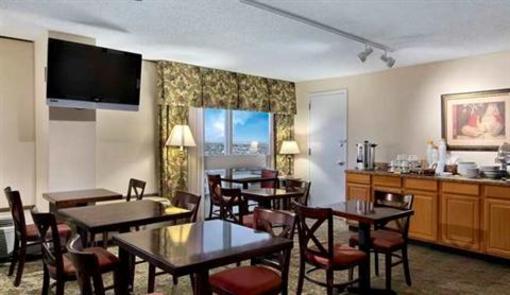 фото отеля DoubleTree by Hilton Midland Plaza