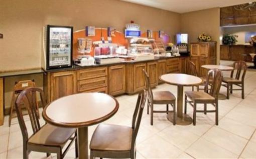 фото отеля Holiday Inn Express Bonner Springs