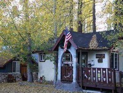 фото отеля Castle Wood Theme Cottages