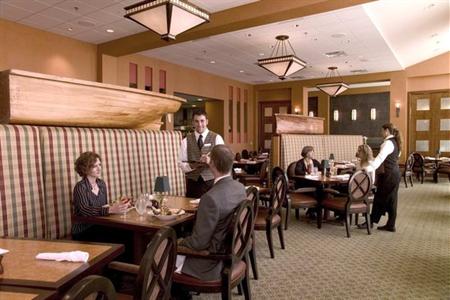 фото отеля Doubletree Bay City Riverfront
