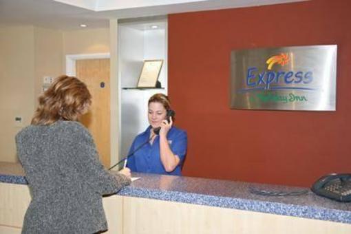 фото отеля Holiday Inn Express Chester-Racecourse