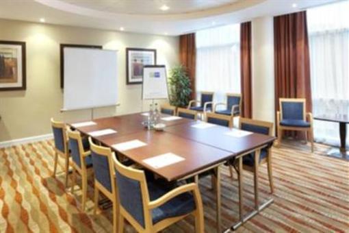 фото отеля Holiday Inn Express Chester-Racecourse
