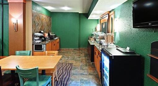 фото отеля AmericInn Topeka