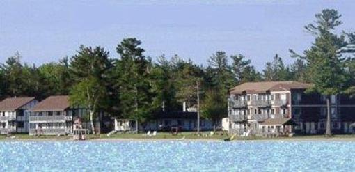 фото отеля Waterfront Inn Mackinaw City