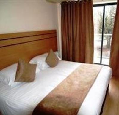 фото отеля Lodge Drive Apartments London