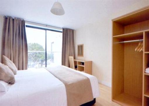 фото отеля Lodge Drive Apartments London