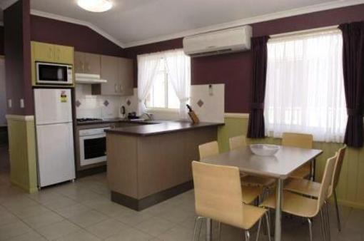 фото отеля Discovery Holiday Parks Cabins Lake Maraboon Emerald Gindie