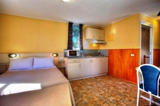 фото отеля Discovery Holiday Parks Cabins Lake Maraboon Emerald Gindie